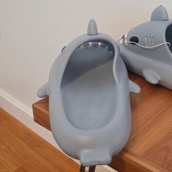 The Cloudies - Baby Blue Shark Slides - Size 7.5 - Picture 10 of 12